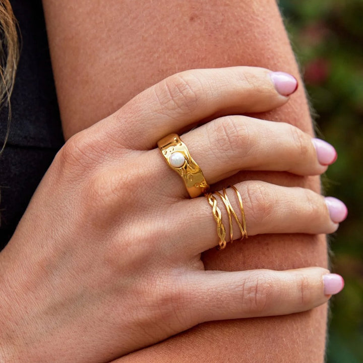 Infinity 18K Gold Twist Ring